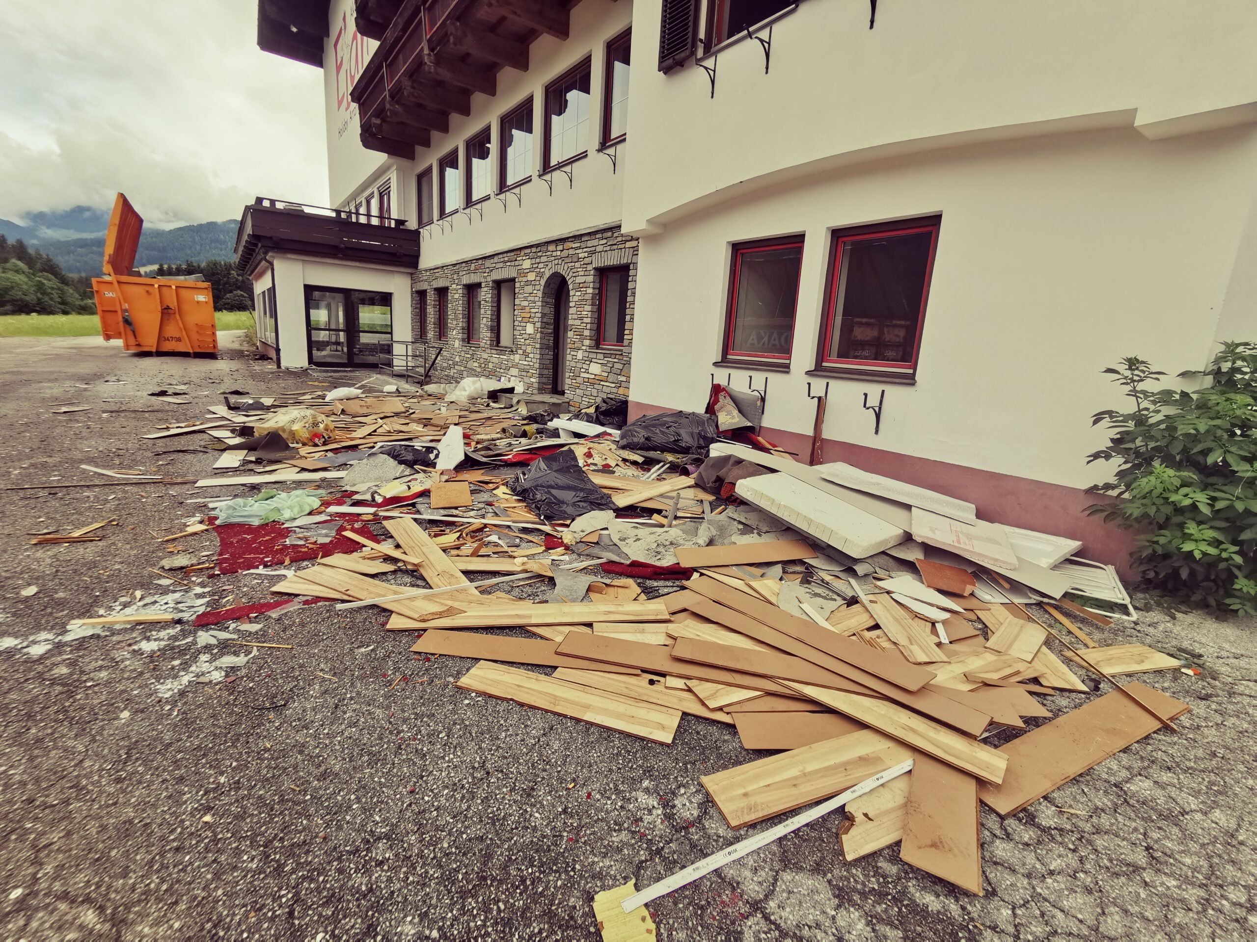 Hotel Auflösungen mit Demontage Service sowie Umzug, Transport und Teilumzügen Hotel Auflösungen mit Demontage Service sowie Umzug, Transport und Teilumzügen