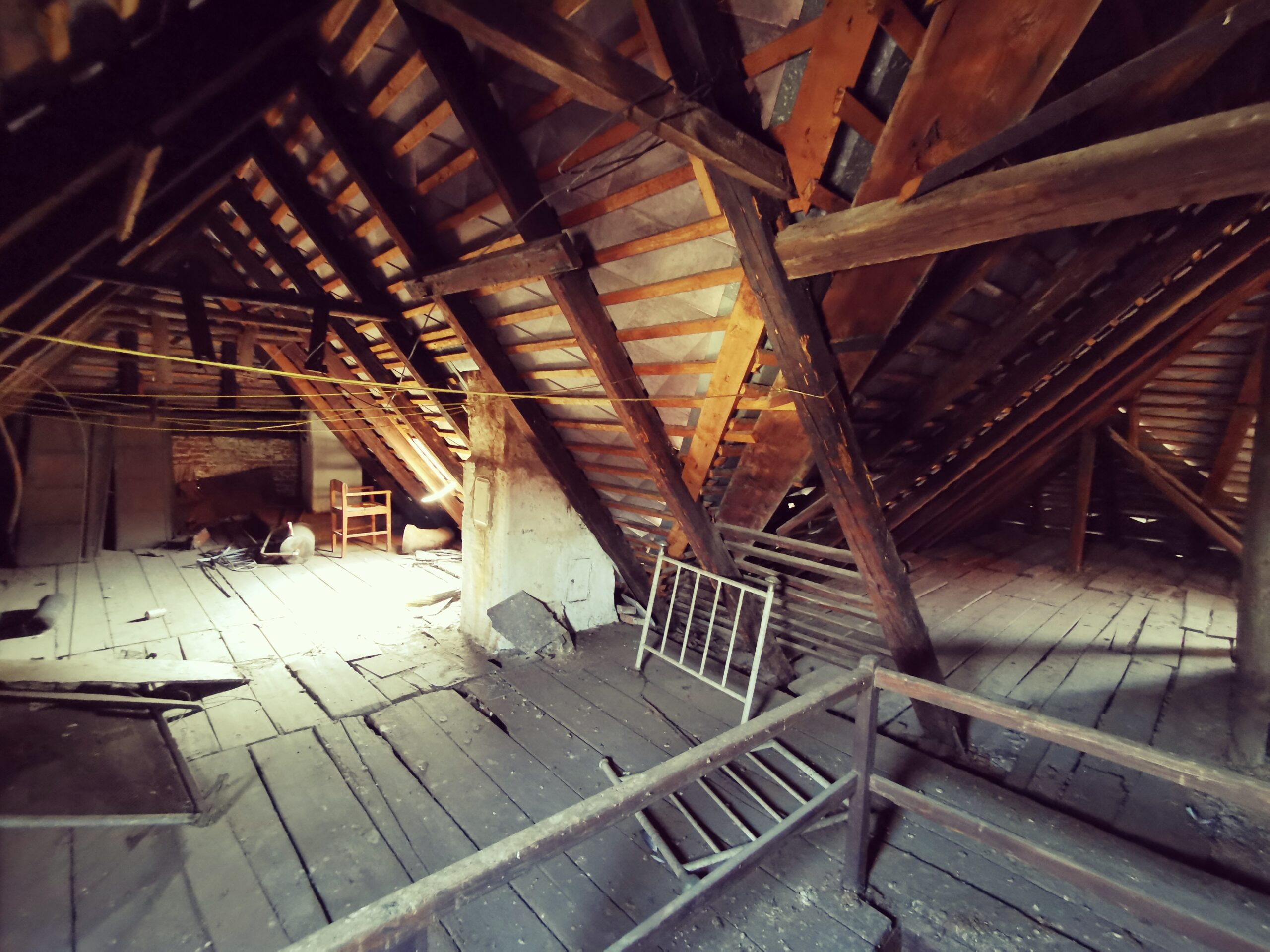 Dachbodenräumungen und Dachboden auflösen mit sachkundiger Räumungsfirma Tirol 